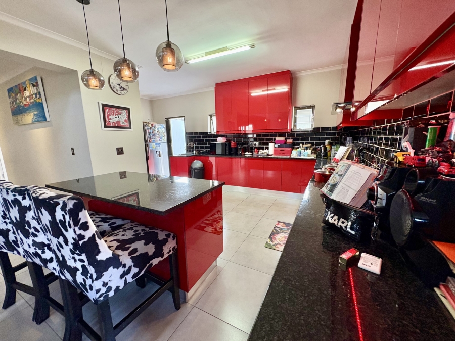 5 Bedroom Property for Sale in Parklands North Western Cape